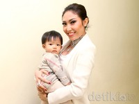     Ayu Dewi ajak Aqila berpose di depan kamera. Gus Mun/detikHOT.