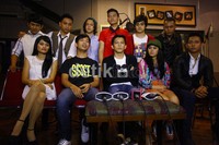 Dalam lagu tersebut, Rian juga mengajak Ariel 'NOAH', Momo 'Geisha', Giring 'Nidji', dan beberapa vokalis grup band di bawah naungan Musica Studio's.