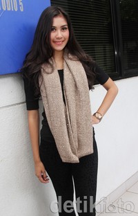 Gaya santai Syahnaz dibalut kaus dan legging hitam serta syal krem. Gus Mun/detikHOT.