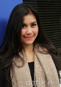 Syahnaz tersenyum di depan kamera. Gus Mun/detikHOT.