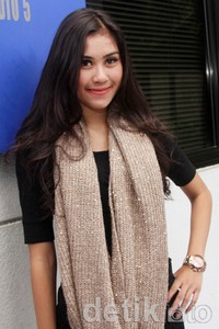 Rambut panjangnya dibiarkan tergerai. Gus Mun/detikHOT.