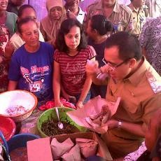Sidak Lokasi Bencana, Bupati Anas Cicipi Makanan Korban Puting Beliung