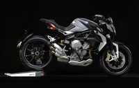 Perbedaan terbesar dari motor ini tentu saja pada tampangnya yang lebih ganas dibanding Brutale standar. Garis padat yang membentuk Dragster bagai otot seorang binaragawan yang menakutkan tapi indah dipandang. (dok. MV Agusta).     
