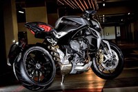 Dragster juga memiliki wheelbase yang sama dengan Brutale 800 standar yakni 54.3 inci. Perbedaannya, di kaki belakang, Dragster menggunakan ban lebih besar yakni 200/50-17 Pirelli Diablo Rosso. (dok. MV Agusta).