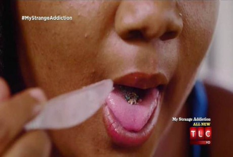 Ya Ampun, Sejak Usia 9 Tahun Wanita Ini Gemar Makan Eyeshadow