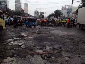 Jalan di Perempatan WTC Mangga Dua Diperbaiki, Senen Arah Ancol Macet