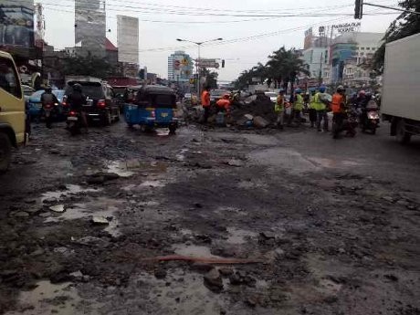 Jalan di Perempatan WTC Mangga Dua Diperbaiki, Senen Arah Ancol Macet
