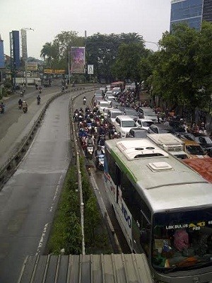 Duh, Pemotor Masih Terobos Busway di Warung Jati Mampang
