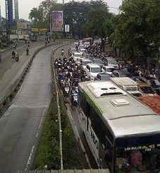 Duh, Pemotor Masih Terobos Busway di Warung Jati Mampang