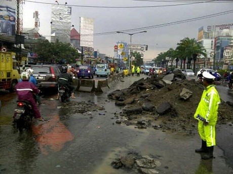 Puing Bekas Perbaikan Jalan Hambat Laju Kendaraan di Mangga Dua