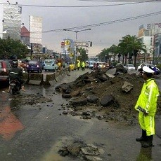Puing Bekas Perbaikan Jalan Hambat Laju Kendaraan di Mangga Dua