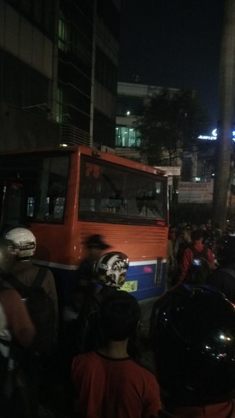 Metro mini yang Dirusak Massa di Warung Buncit Tabrak 11 Motor