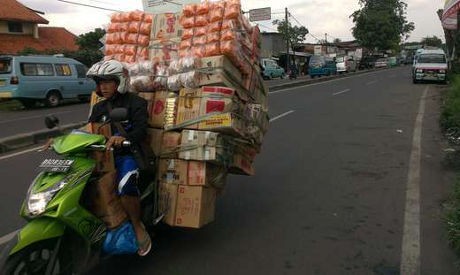 Aksi-aksi Pemotor Nekat yang Nyaris Tertimbun Barang Bawaannya