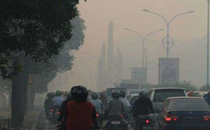 Pontianak Tertutup Kabut Asap, Warga Kenakan Masker Saat Beraktivitas