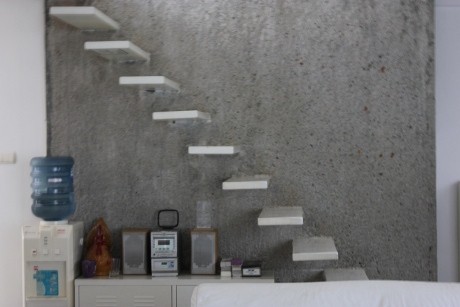 Ajaibnya, Ada Tangga Melayang Sederhana di Rumah Irwan Ahmett