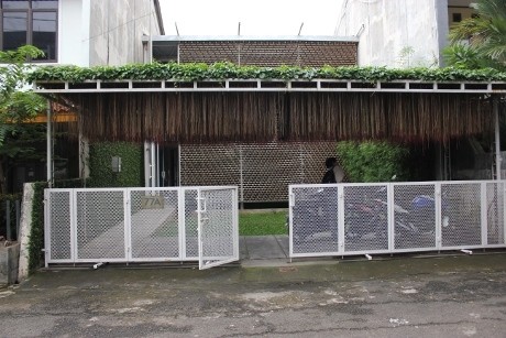 Uniknya Dinding Bolong-bolong Dari Bambu di Rumah Pasangan Seniman Muda