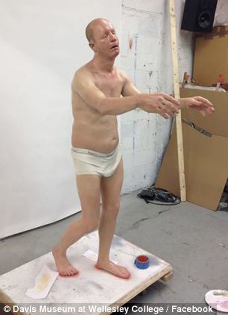 Patung Pria Setengah Telanjang Bikin Heboh Satu Kampus