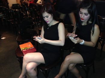     Phablet yang punya kamera 8MP di belakang dan 2MP di depan ini menawarkan layar capasitive display FWVGA 5 inch 845x 480 dan slot memori yang bisa diekspansi hingga 32GB.