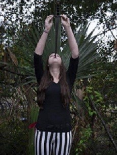 Remaja Perempuan Ini Lihai Atraksi Telan Pedang