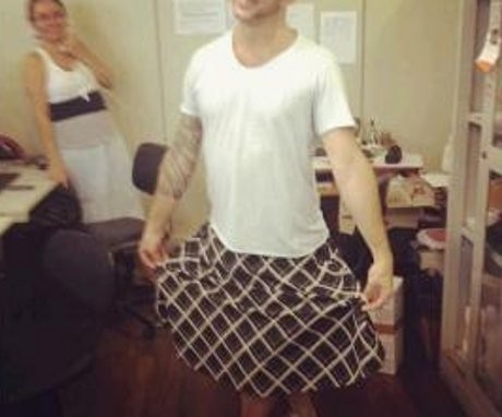 Dilarang Bercelana Pendek Saat Kerja, Pegawai Negeri di Brasil Pakai Rok