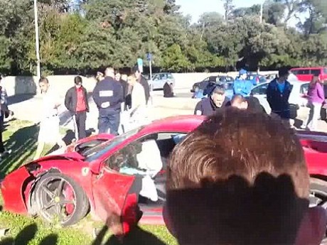 Tabrak Pohon, Ferrari Milik Mantan Pemain AC Milan Hancur