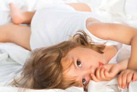 Sudah Besar Tapi Anak Masih Hobi Mengisap Jempol? Stop dengan 5 Cara Ini