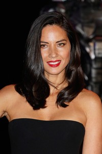 Munn melengkapi penampilan hitam putihnya lewat lipstik merah merona di bibirnya. Tristan Fewings/Getty Images.     