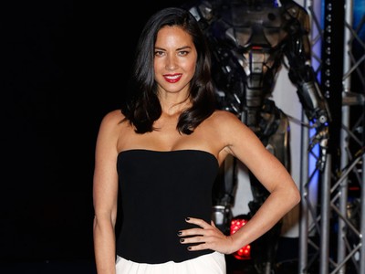 Gaun Monokrom Olivia Munn