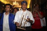 Usai Debat Capres Anies Baswedan Main Angklung