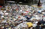 Tumpukan Sampah di Kali Kebon Tebu