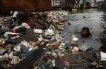 Tumpukan Sampah di Kali Kebon Tebu