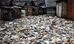 Tumpukan Sampah di Kali Kebon Tebu