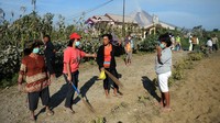 Sejumlah warga membersihkan abu vulkanik Gunung Sinabung. AFP/Adek Berry.