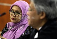 Chairun Nisa menyimak kesaksian Hambit Bintih.