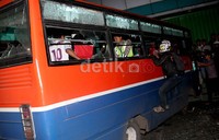 Metro Mini tersebut jadi bulan-bulan massa yang kesal.