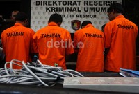 Para pelaku pencurian yang berinisial AS, ASS, AS, dan BR dihadirkan dalam jumpa pers di Mapolda Metro Jaya.