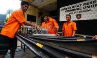 Para pelaku menunjukkan kabel hasil curian.