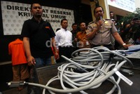 Kepala Bidang Humas Polda Metro Jaya Komisaris Besar Rikwanto menunjukkan barang bukti yang diamankan dari para pelaku.