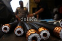 Polisi menggelar barang bukti di Mapolda Metro Jaya.