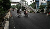 Kendaraan bermotor melintas di Jalan TB Simatupang, Jakarta, Kamis (06/02/2014).