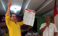 Anggota DPR RI Fraksi Golkar, Bambang Soesatyo, memeragakan simulasi cara pencoblosan kertas suara Pemilu 2014. (Dwi)