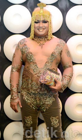 Bawakan Lagu Masa Bodo Tata Liem Tampil ala Cleopatra