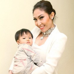 Lihat Foto Anak, Ayu Dewi Ingin Buru-buru Pulang