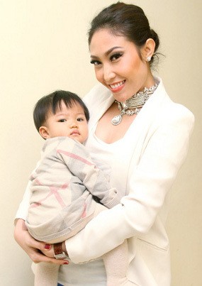 Lihat Foto Anak, Ayu Dewi Ingin Buru-buru Pulang
