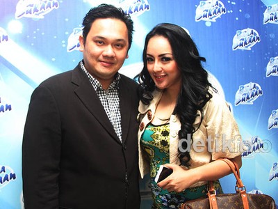 Farhat Abbas dan Regina Kok Makin Lengket?