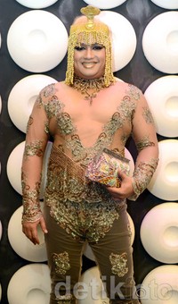 Di acara ulang tahun Bella yang ke-22, Tata Liem tampil maksimal bak Cleopatra.