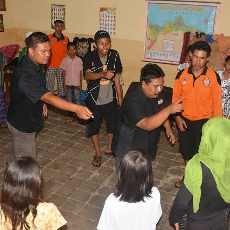 Puluhan Anak di Tenda Pengungsi Rawan Longsor Dihibur Wartawan