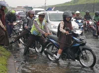 Exit Tol Masih Digenangi Air, Arus Lalu Lintas di Porong Dialihkan