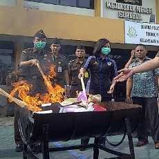 Kejari Surabaya Musnahkan Barang Bukti Narkoba dan Obat-obatan