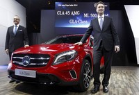 Mercedes-Benz memamerkan mobil GLA-Class. Reuters/Anindito Mukherjee.